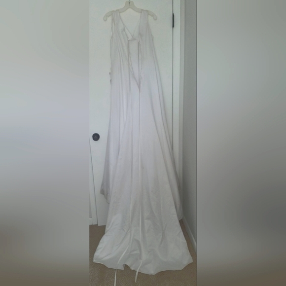 David's Bridal White Gown with Turquoise Accent - Picture 4 of 11